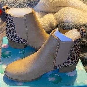 Beige leopard booties